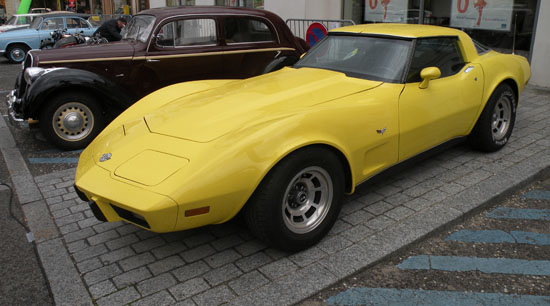 splendide voiture jaune non identifiée