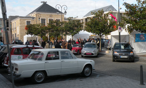 Les voitures exposées devant la mairie des Mureaux